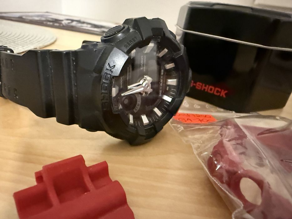 Casio G-shock z dodatkowa czerwoną obudową