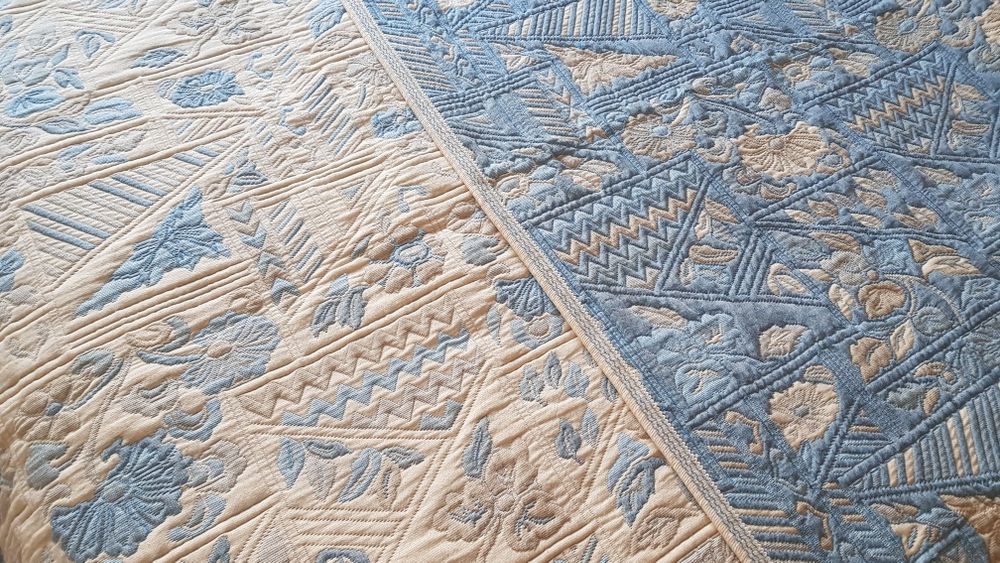 Colcha casal, reversível em tom branco e azul