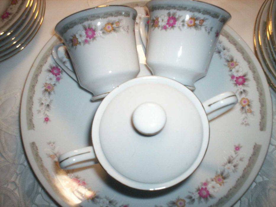 serviço de chá com motivos florais