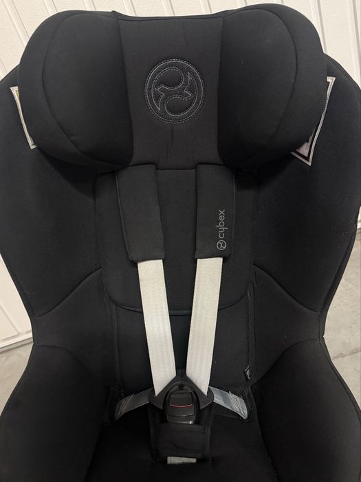 Cybex Sirona Zi I Size czarny fotelik samochodowy obrotowy z bazą