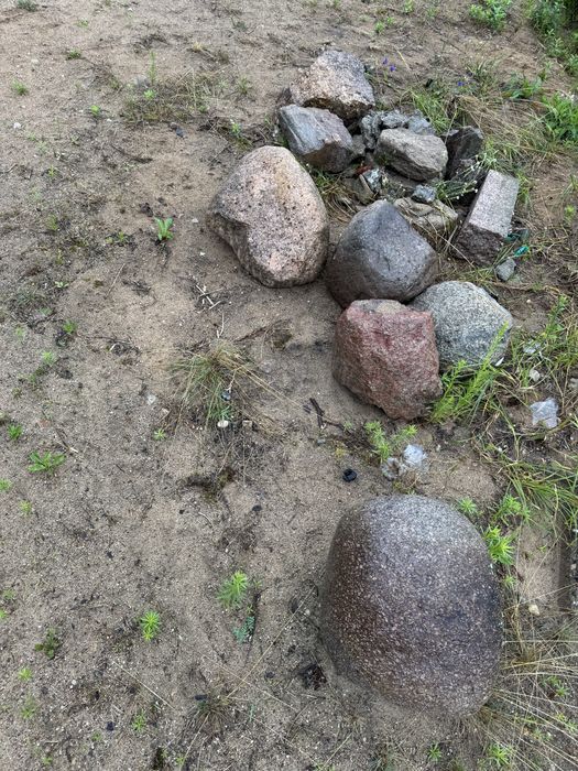 Oddam kamienie roznej wielkosci