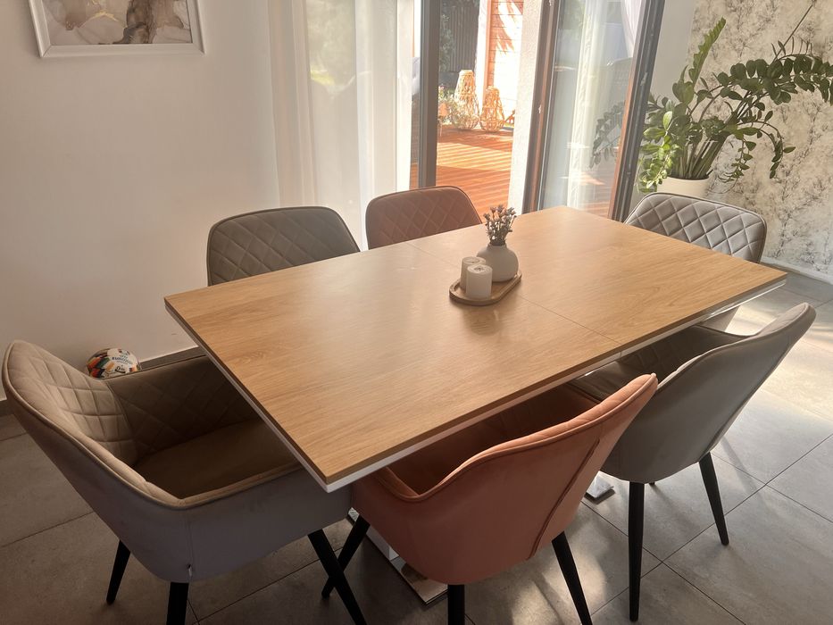 Komplet krzeseł pikowanych ze stołem