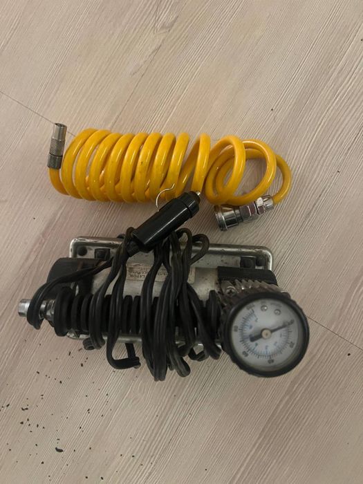 Автомобільний компресор 12V, 100 PSI.