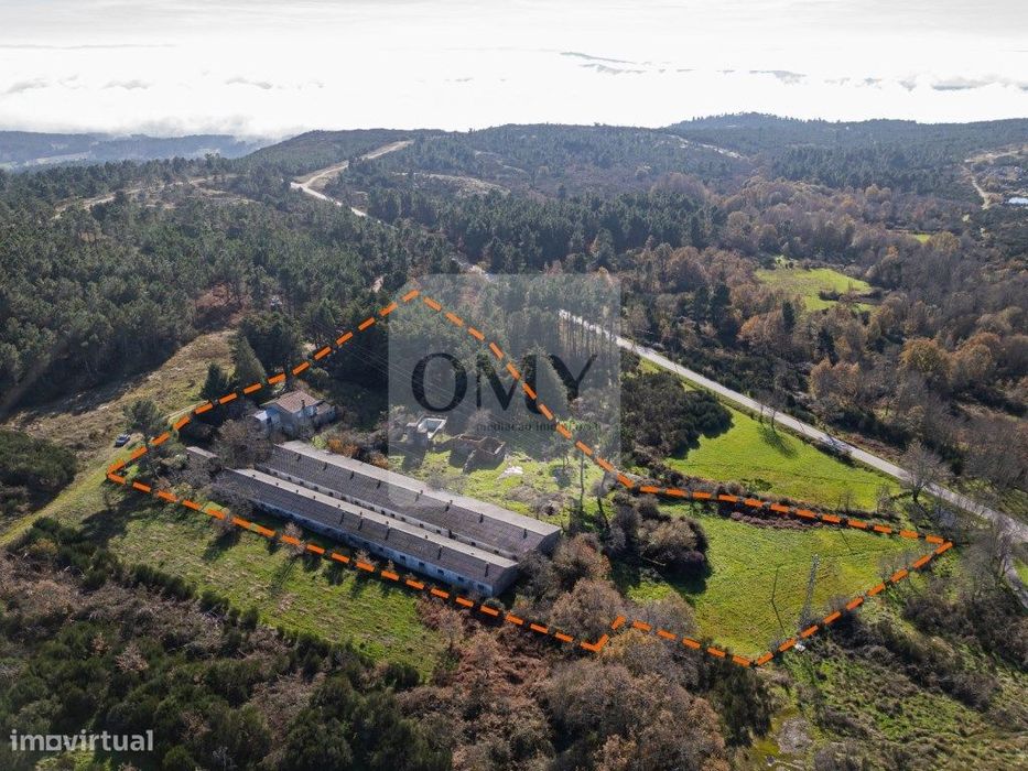 12,491 m² Plot with T3 Residential House and Other Buildings