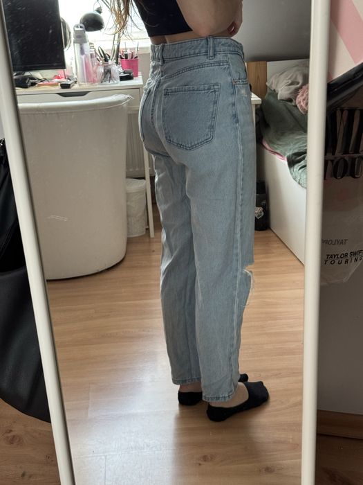 Spodnie jasnoniebieskie mom jeans z dziurą