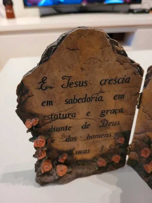 Estátua Decorativa Religiosa – Maria e Jesus + Versículo Lucas 3:52
