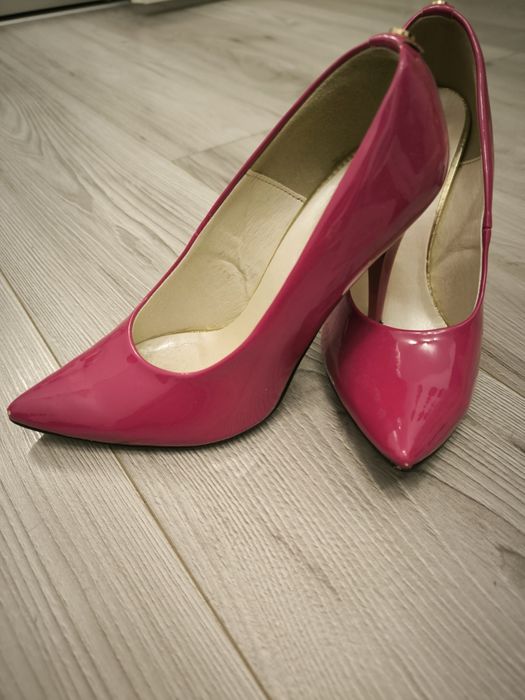 Piękne lakierowane szpilki buty na obcasie fuksja róż 38