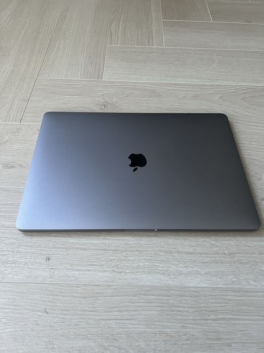 MacBook Pro 15” 2018 A1990 uszkodzony