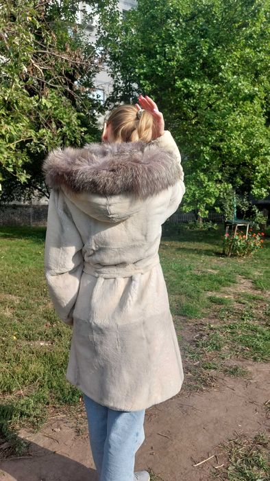 Шубка натуральная бобрик, капюшон чернобурка