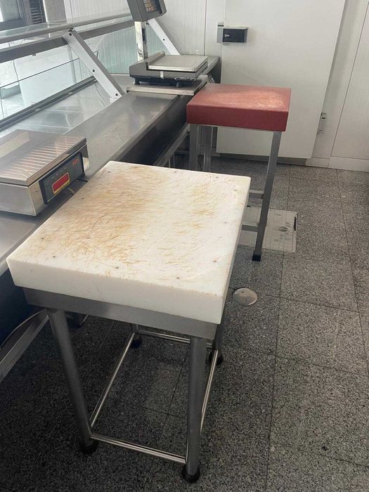 Mesas de desmancha com cepo