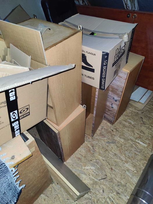 Stare meble kuchenne i lodówka