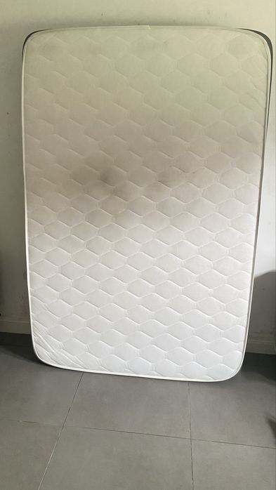 Cama + colchao + 2 mesas de cabeceira