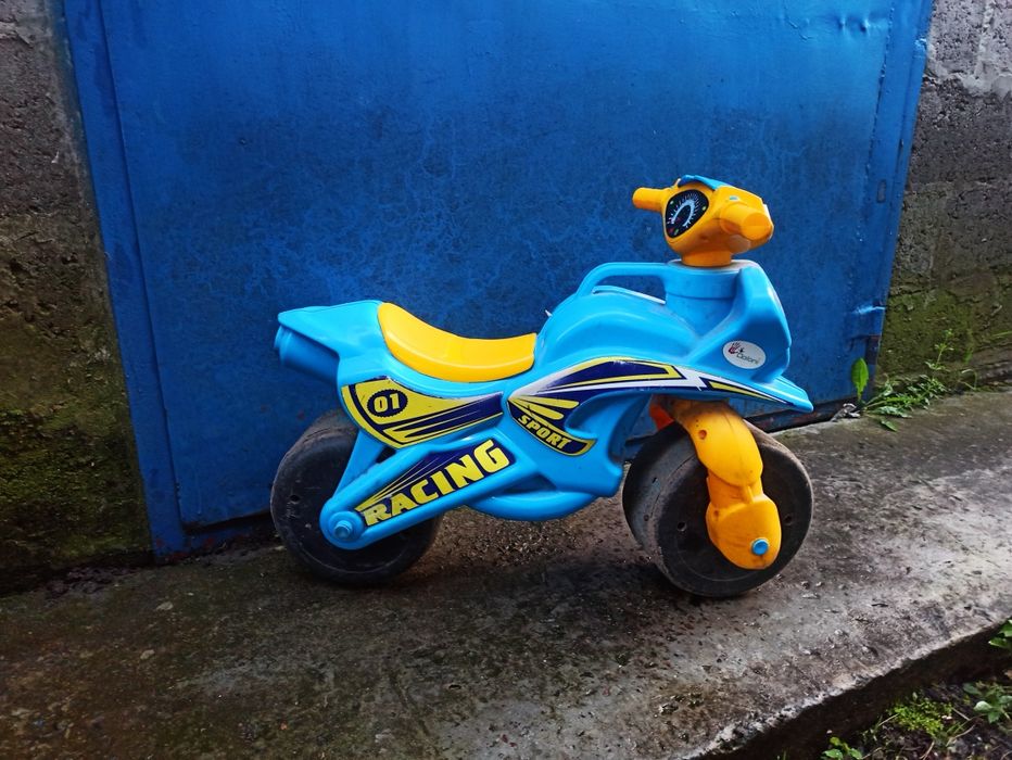 Дитячі мотоцикл і машинка