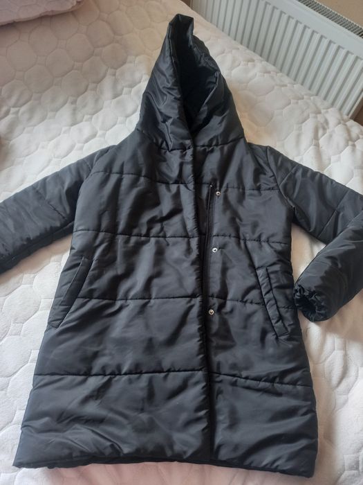 Чорна демісезонна куртка зефірка з капюшоном роз с-м 44-46