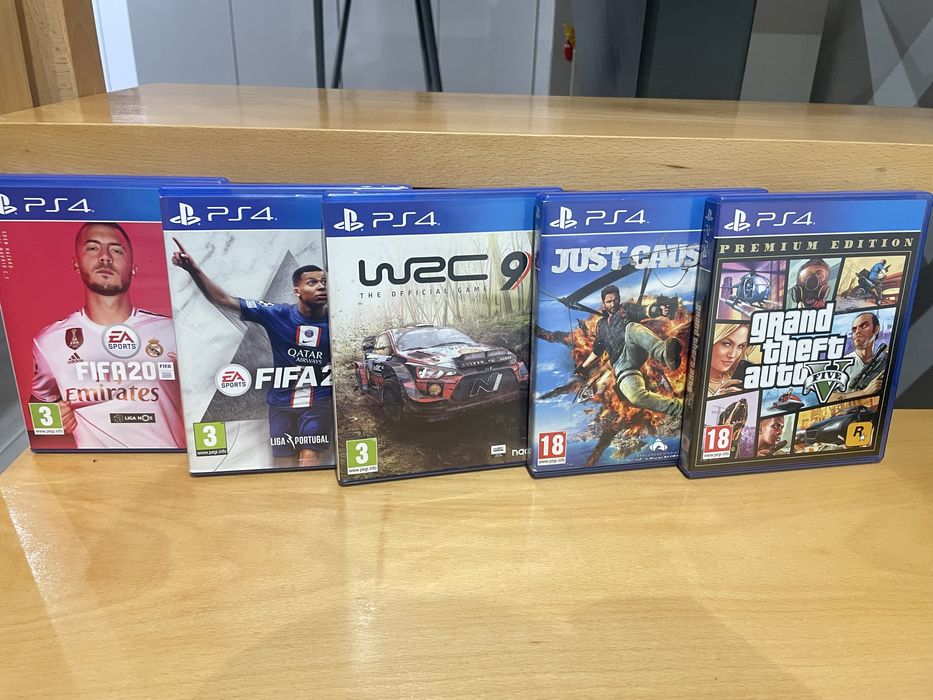 Ps4 com 2 comandos e 5 jogos