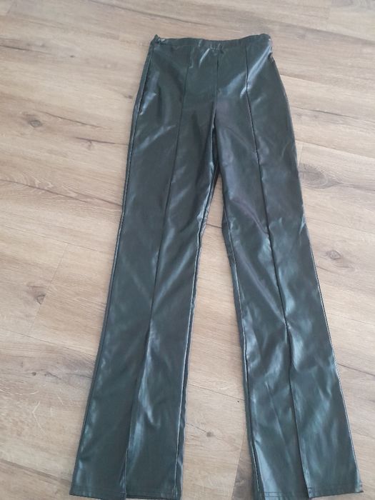 PrettyLittleThing spodnie skóropodobne