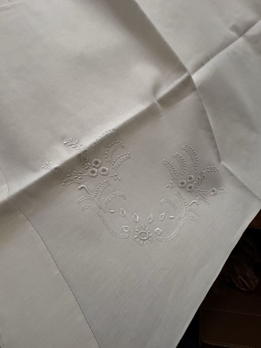Novo Lençol de linho muito bordado com almofadas