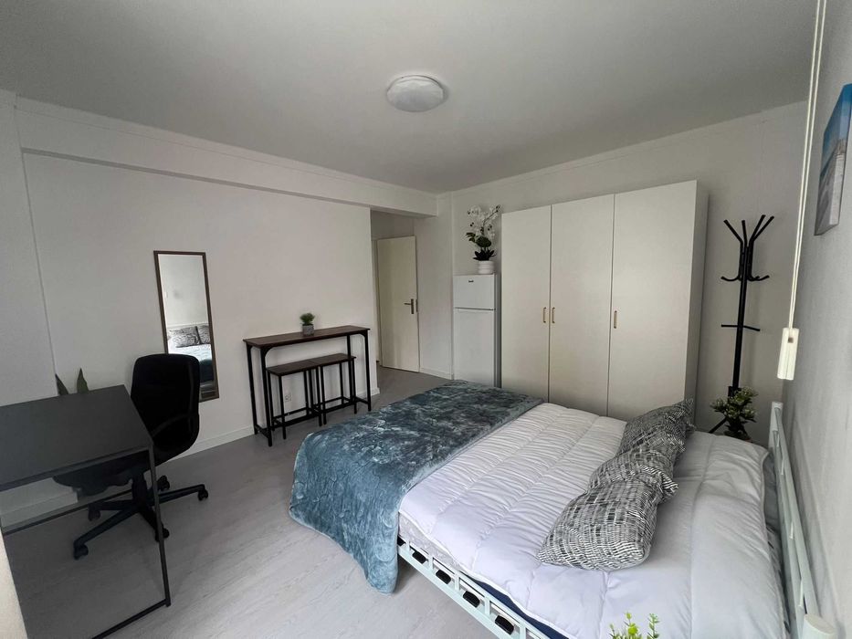 Quarto para arrendar com frigorífico e móveis novos