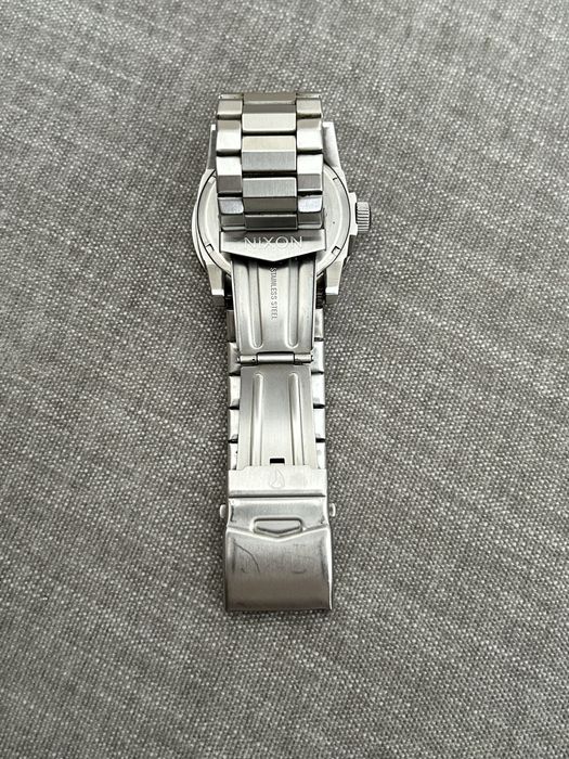 Relógio prateado Nixon