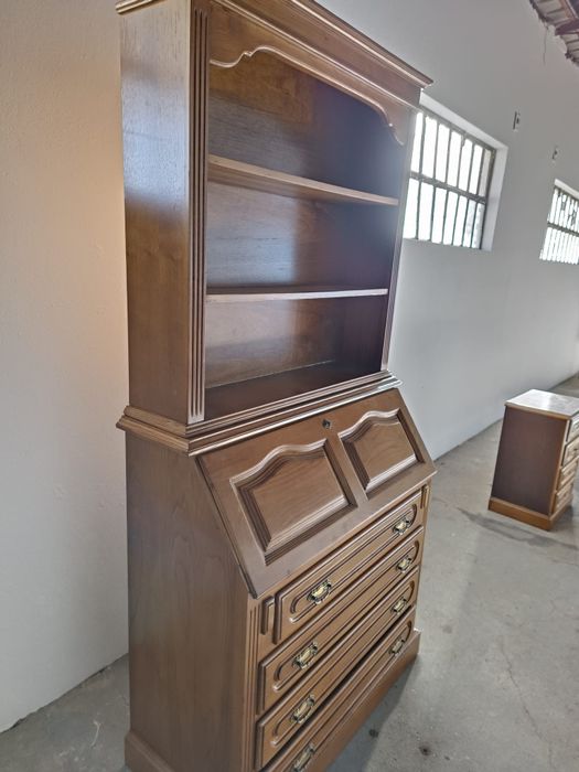 Quarto castanho com colchão