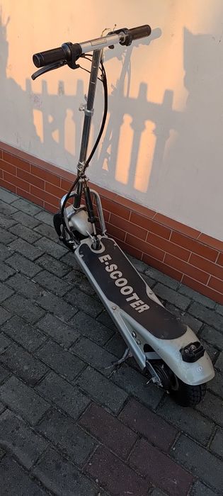 Hulajnoga elektryczna.