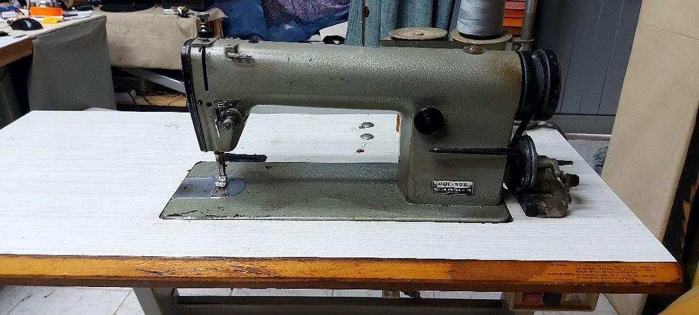 Maquina de costura semi industrial.