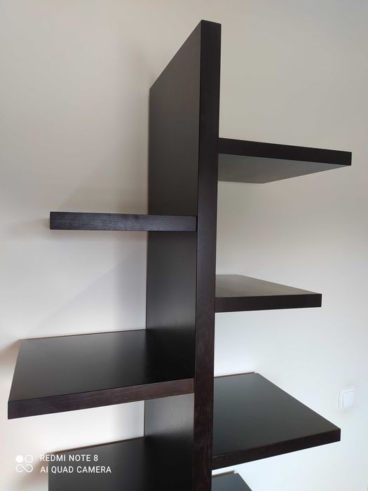 Estante em madeira maciça.