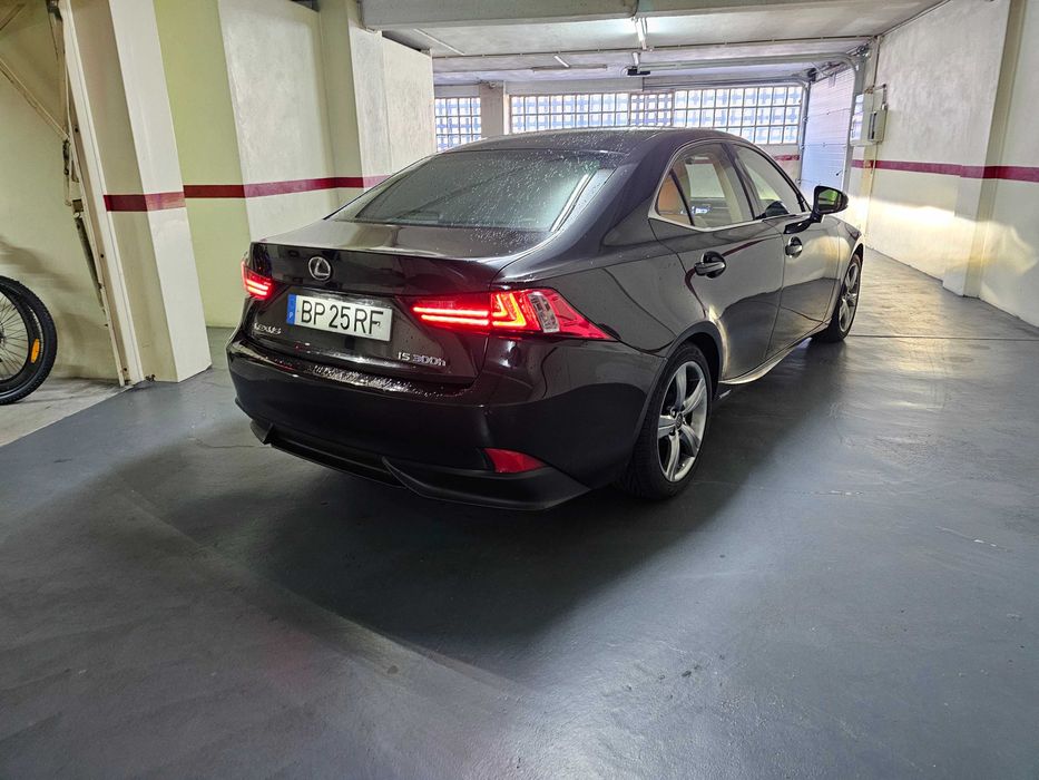 Lexus IS300h Preto
