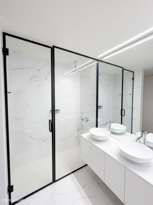 Apartamento mobilado com largo terraço no edifício Paço de Rei Plaza.