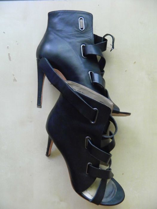 czarne szpilki Tallinder gothic paski 41