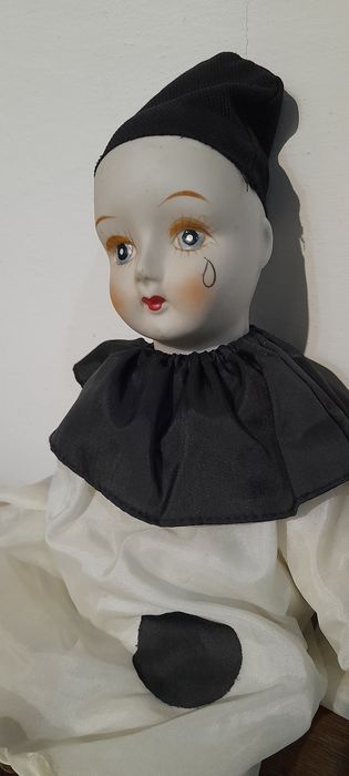 Arlequim em loiça,  pano e cetim