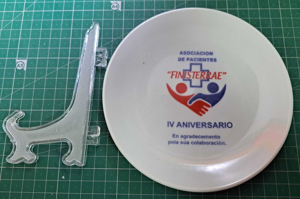 Prato comemorativo da associação “Finisterrae”.