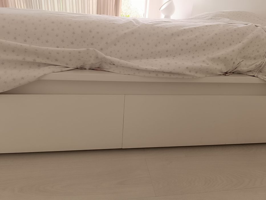 Cama com estrado e colchão. Em bom estado como dá para verificar nas fotos . Incluí duas mesinhas de cabeceira  e tem 4 gavetoes