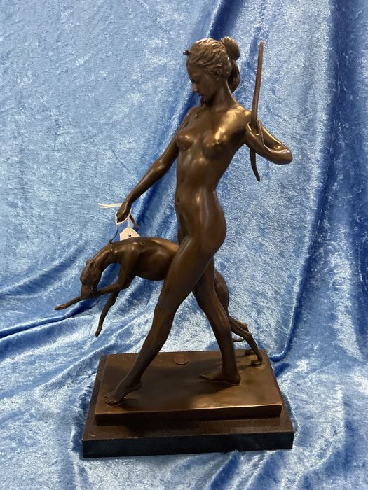 Escultura bronze lady com cão alt.32 cm anúncios abaixo