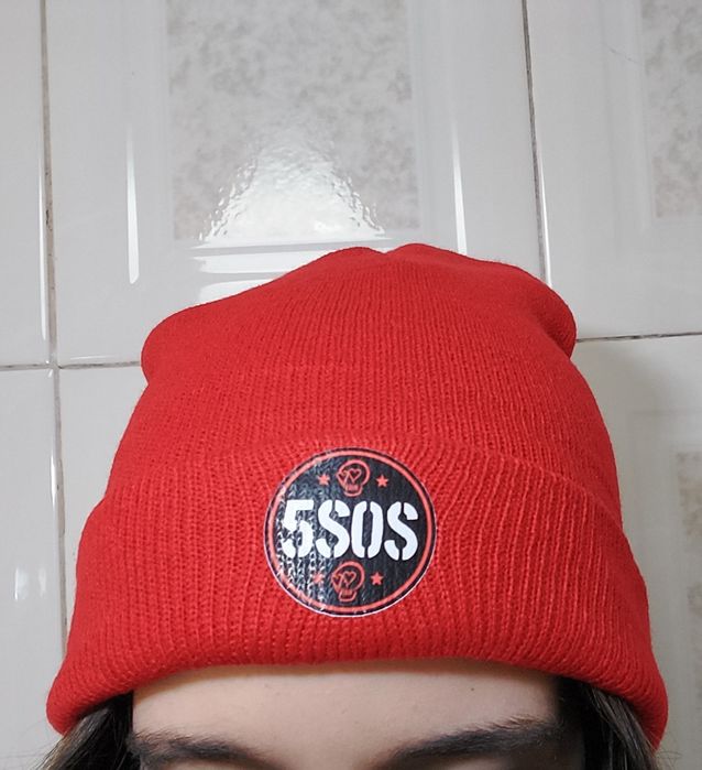 5SOS gorro vermelho