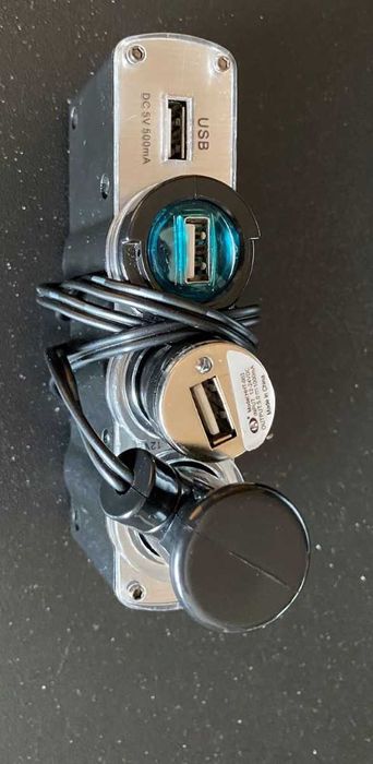 Carregador USB e isqueiro para viatura