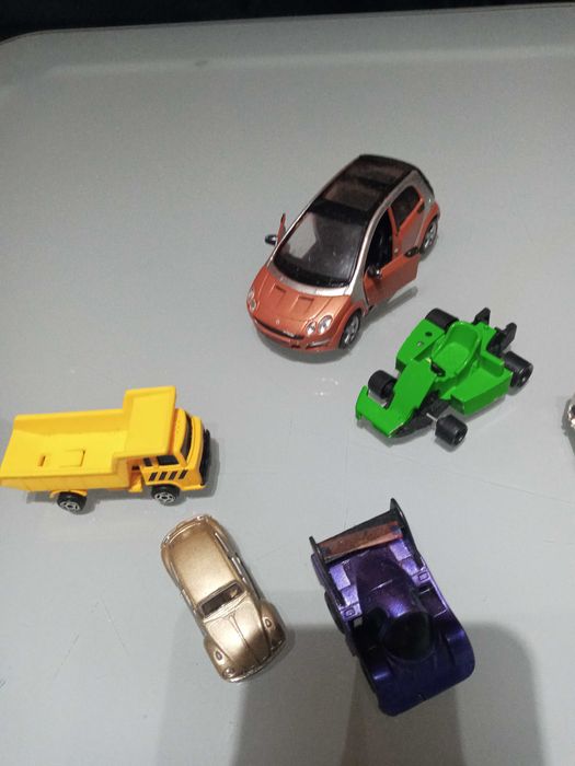 36 carrinhos antigos e 1 comboio de ferro