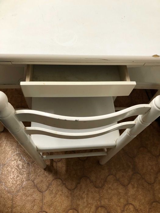 Mesa Extensível c/ 4 Cadeiras — Prática, Versátil e em Ótimo Estado!