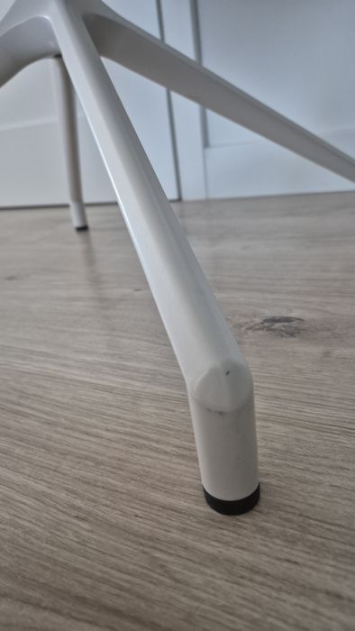 Designerski fotel .mdd – błękitny – beżowy stelaż, obrotowy
