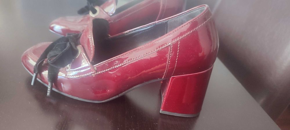 Sapatos novos em pele bordeaux, n 38