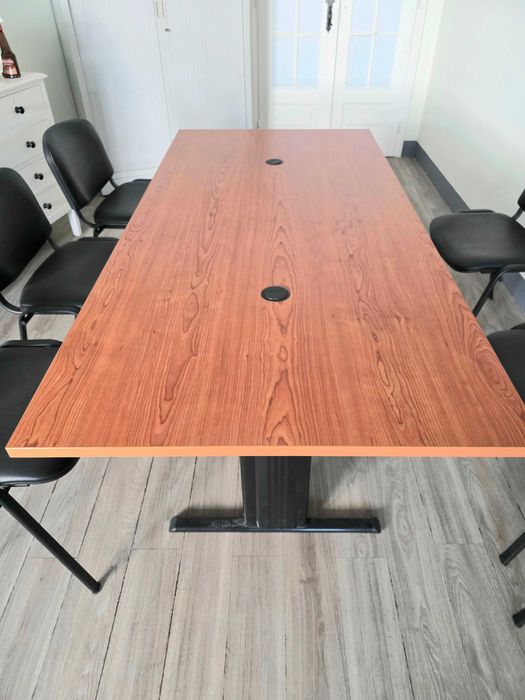 Mesa de escritório e cadeiras