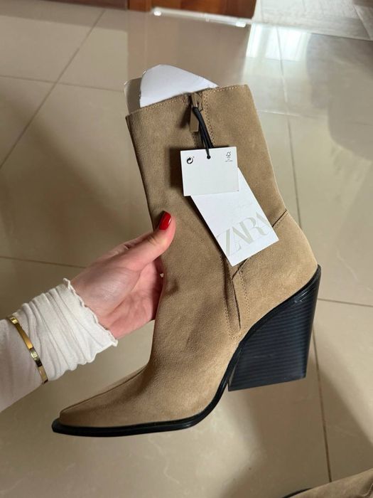 Казаки Zara з натуральної замші