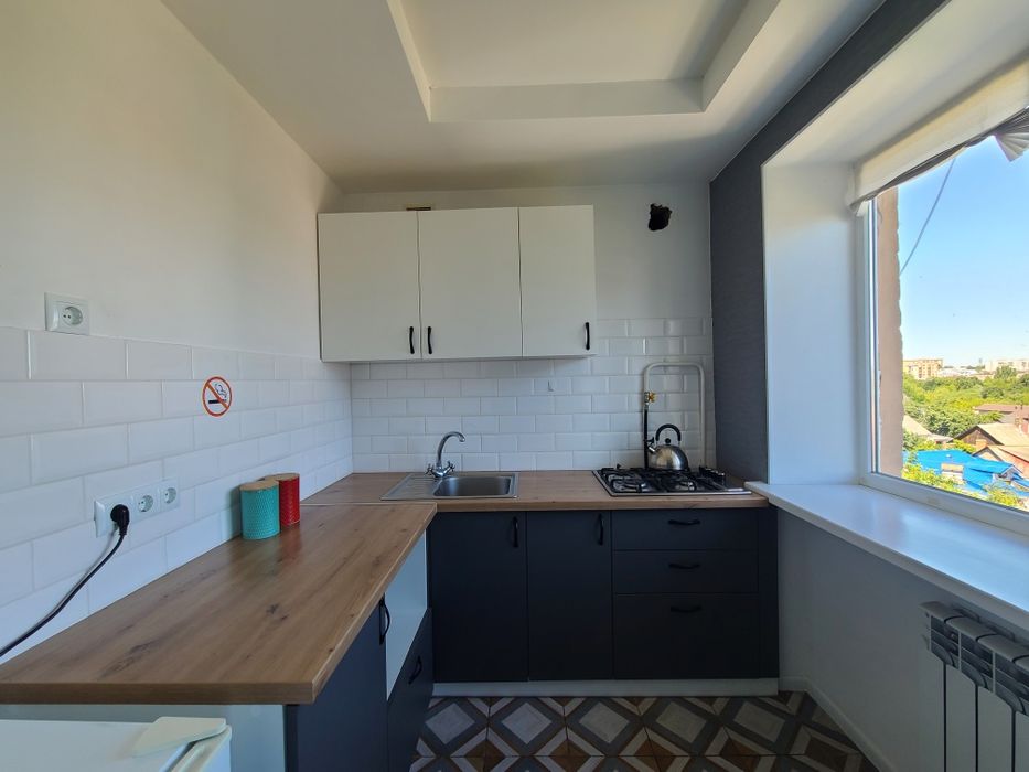 Затишна студія в центрі з балконом і видом на місто