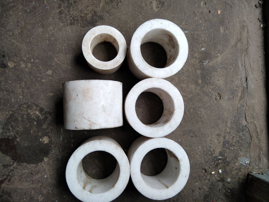 Обміняю або продам фторопластові втулки.