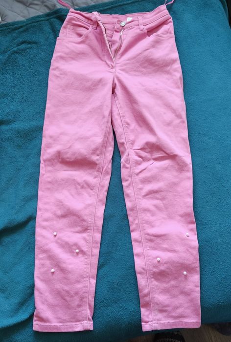 Różowe jeansy damskie
