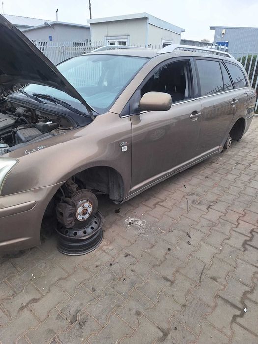 toyota avensis t25 2.0b cała na cęści