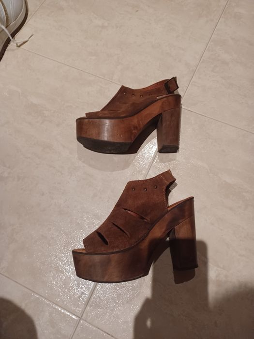 Socas em pele com salto de madeira, foram usadas poucas vezes conforme