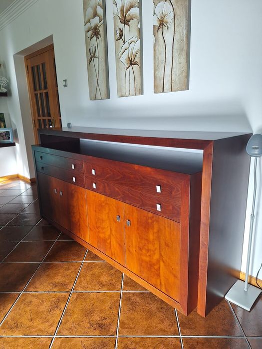 Mobília de sala em madeira