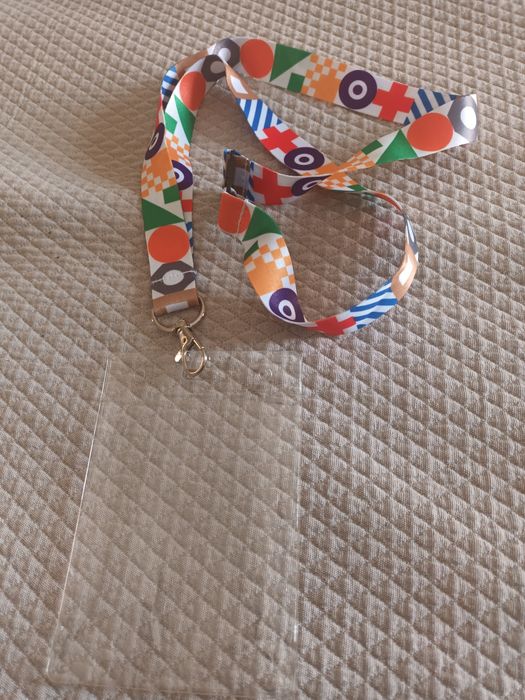 Fita de pescoço com bolsa