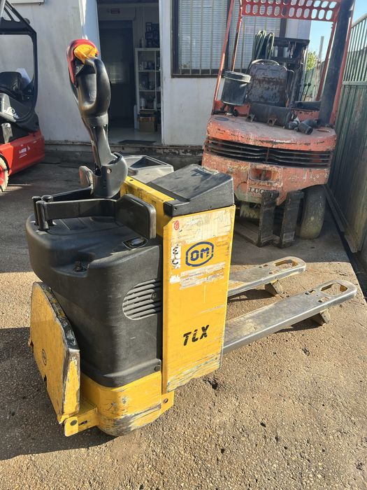 Porta paletes eletrico com plataforma